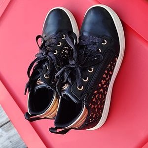 Womens/youth size 4 Skechers sneakers black and gold